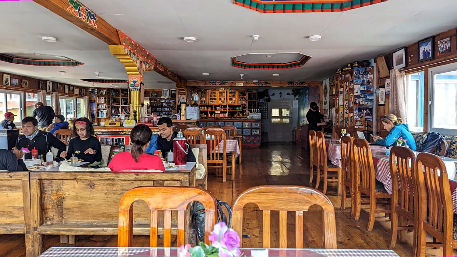 Innenraum der Khumbu Lodge in Namche Bazar.