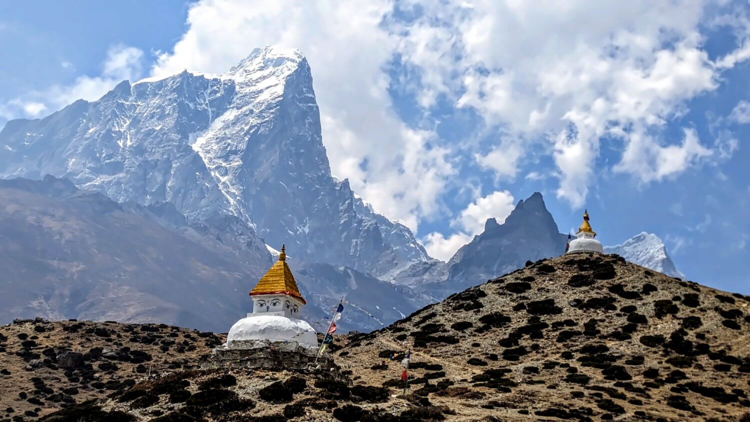 Stupa vor Gebirgspanorama des Himalaya.