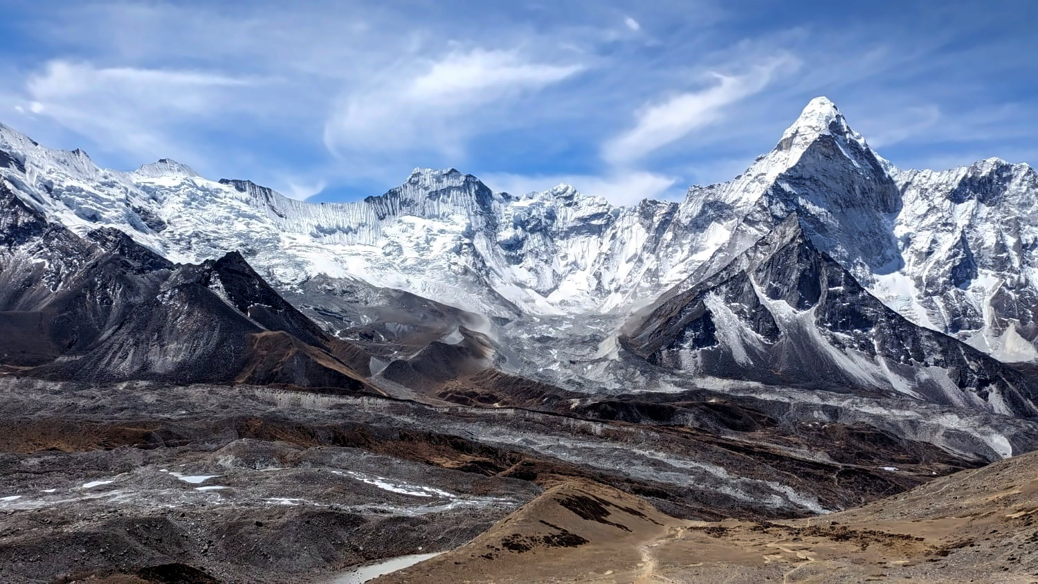 Blick auf Gebirgspanorama im Himalaya mit Ama Dablam.