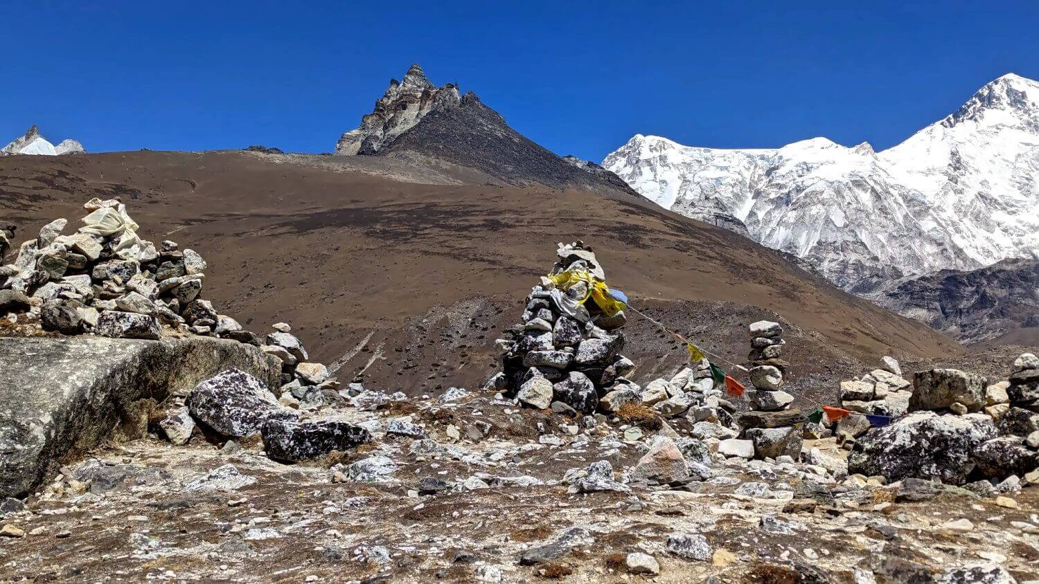 Gebetsfahnen im Nepal Himalaya mit Berg im Hintergrund.