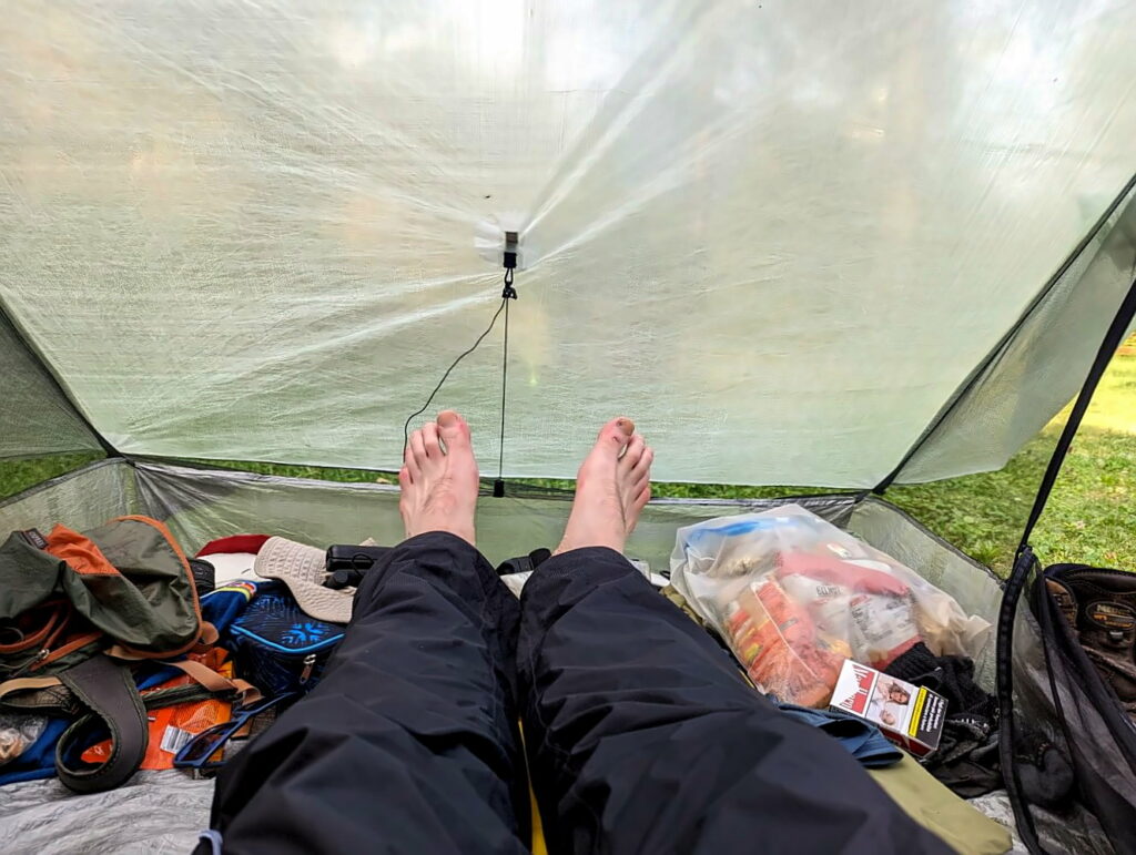 Wanderer liegt im Zpacks Duplex Lite mit Campingausrüstung.