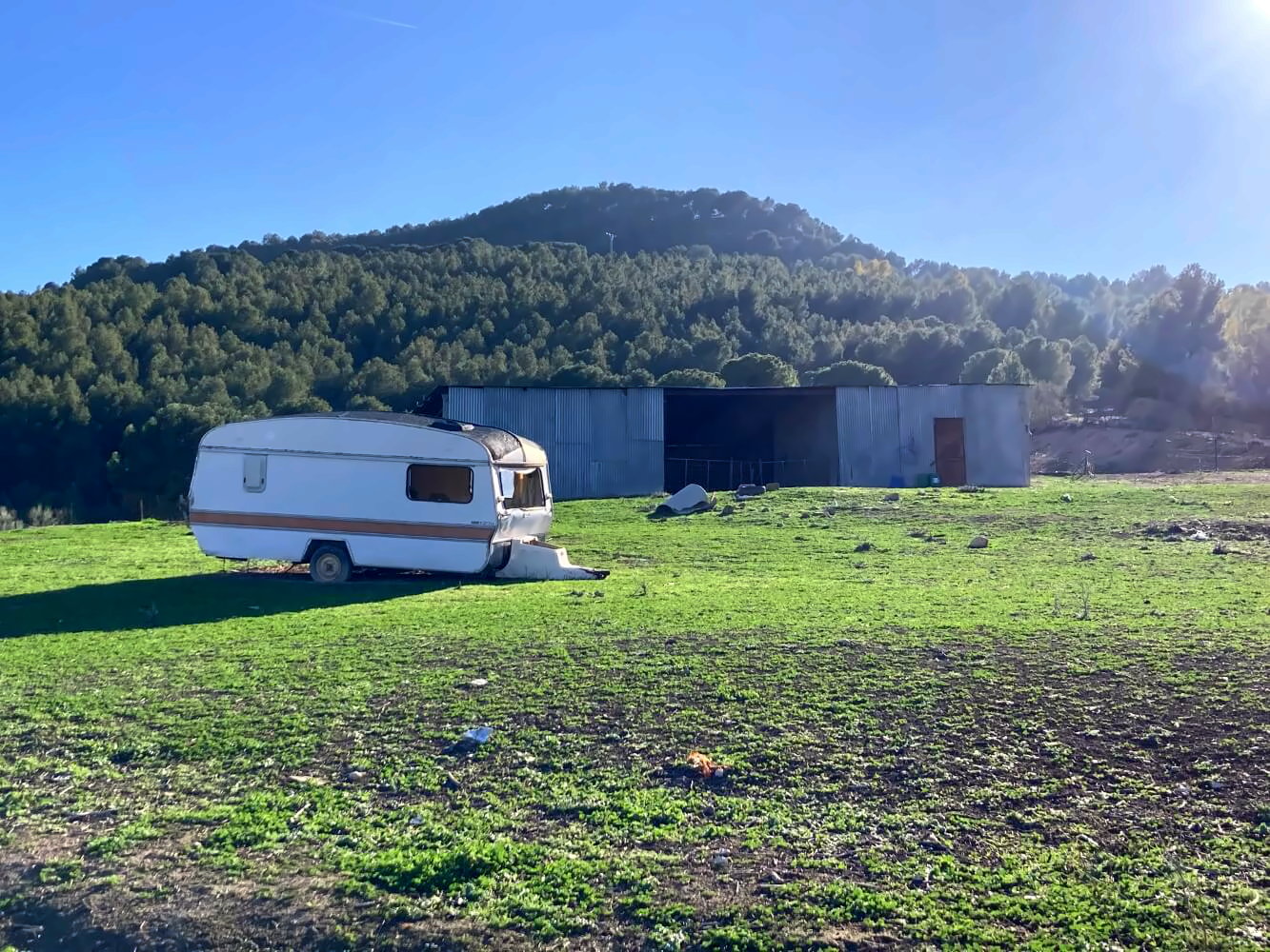 Verlassener Caravan im Nirgendwo in Andalusien.