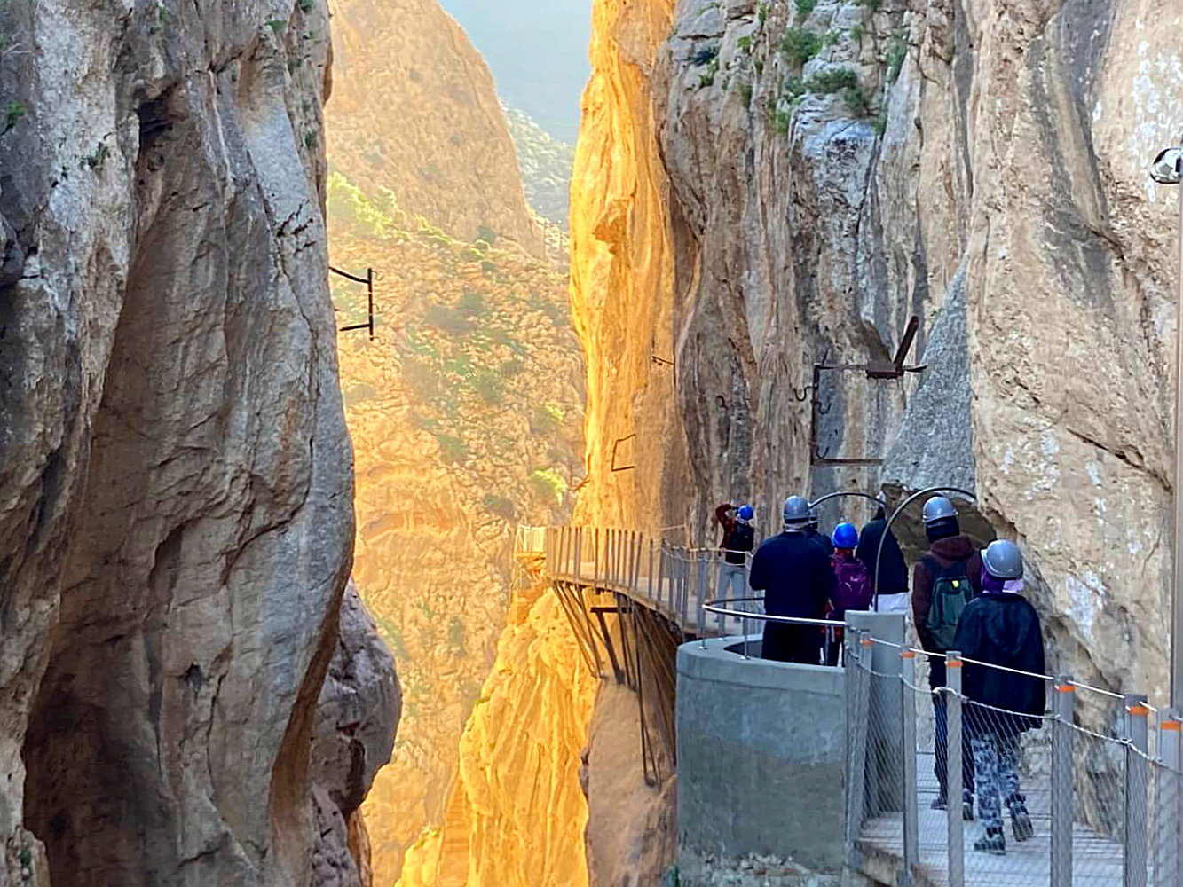 Erster Teil des Caminito del Rey mit Plankenweg in der Schlucht.