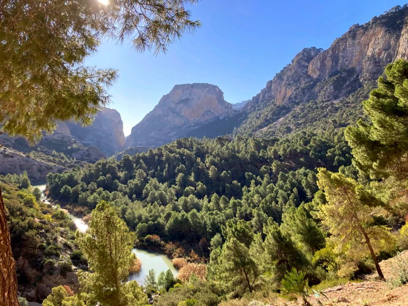 Blick in das Bergtal vor der Gaitanes-Schlucht in der Nähe von El Chorro.