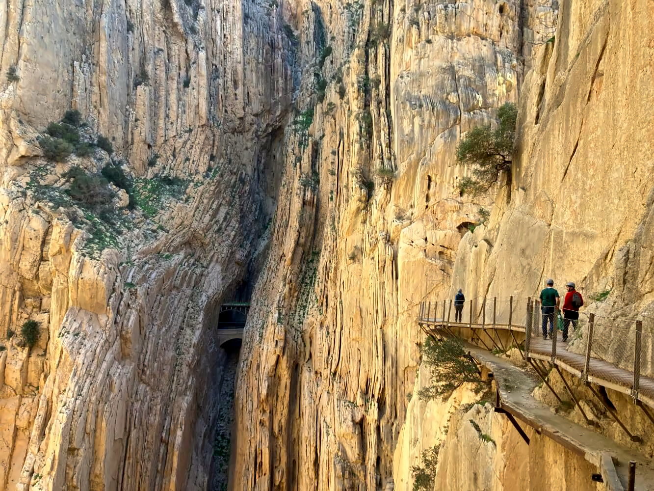 Steilwände in der Gaitanes-Schlucht mit Wanderweg Caminito del Rey.