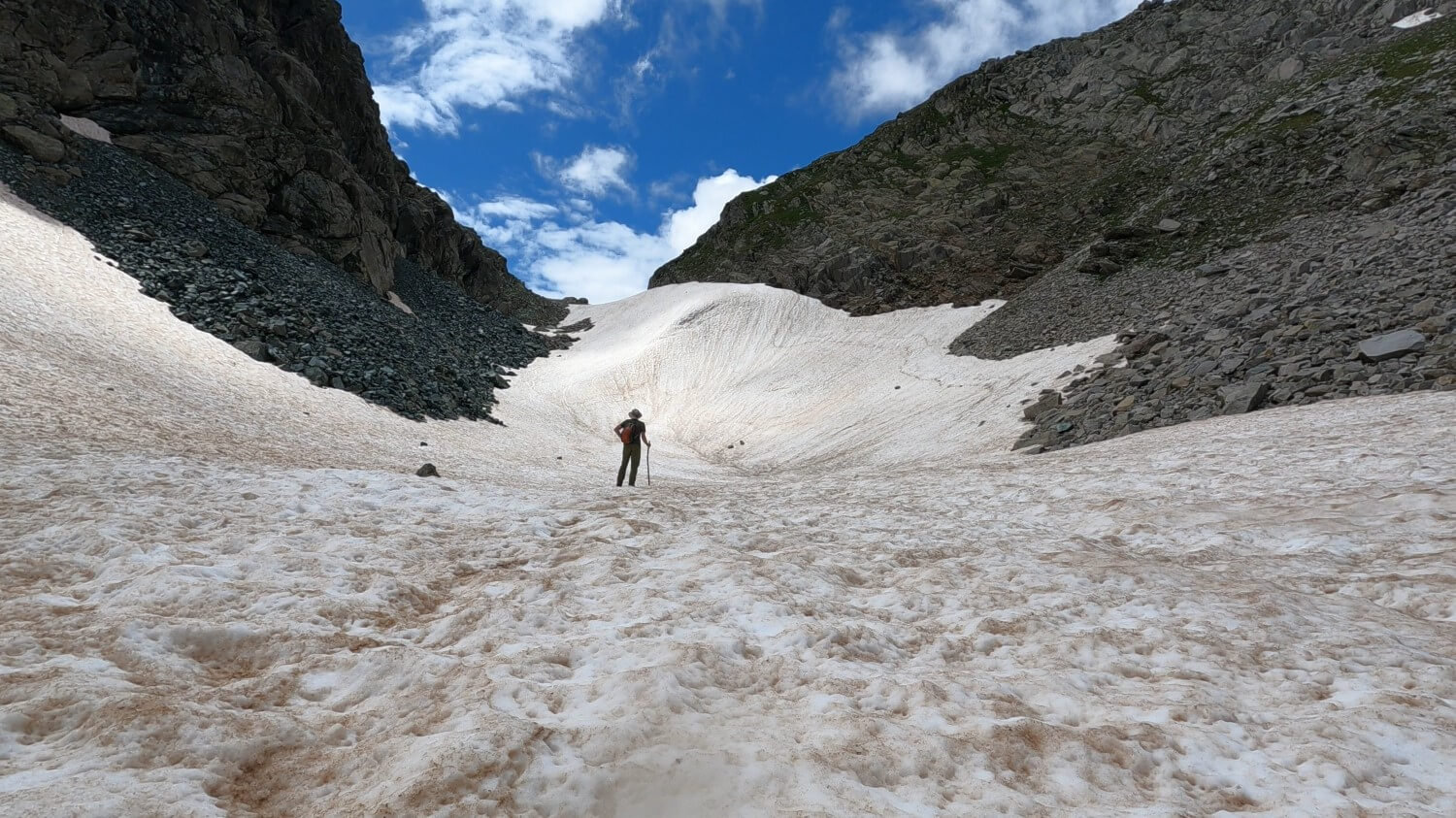 Wanderer im Gebirge bei der Navigation mit GPS-Track