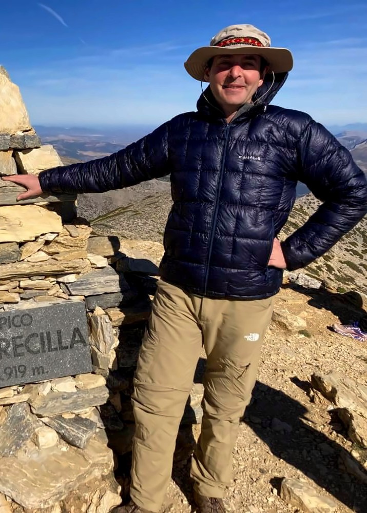 Bild des Wanderführerautors auf einem Berggipfel.