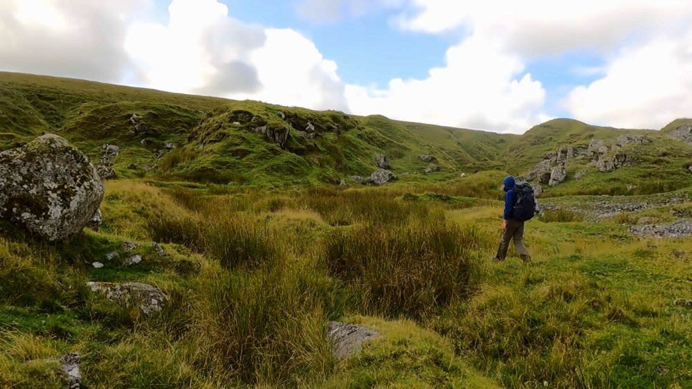 Wanderer im Dartmoor mit Rucksack.