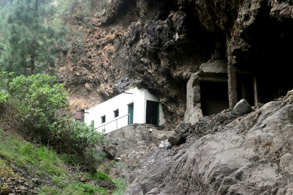 Barranco de Chacorche mit verlassener Galería.