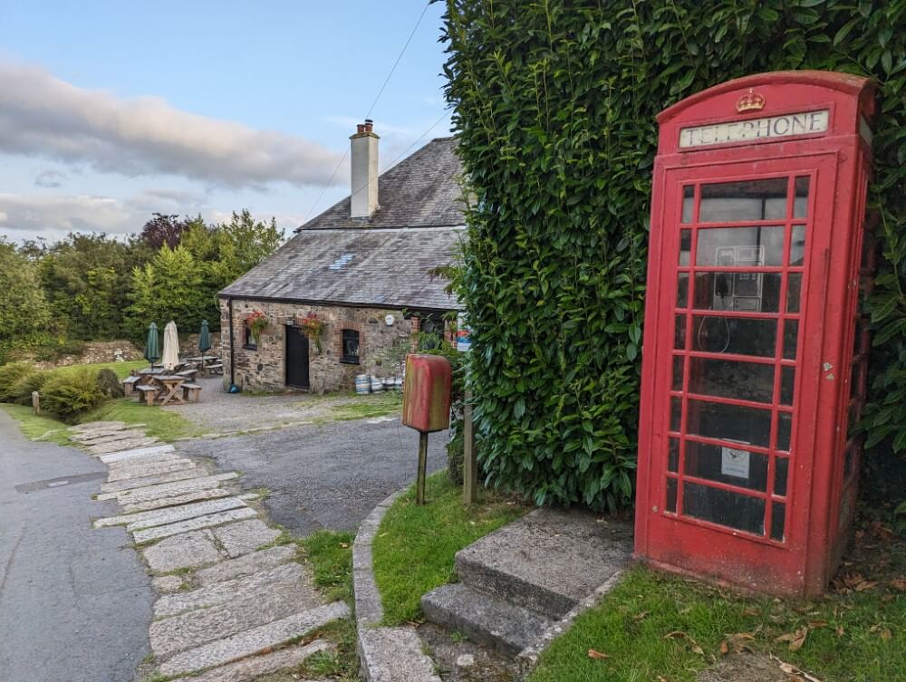 Telefonzelle in dem Dartmoor-Dorf Holne.