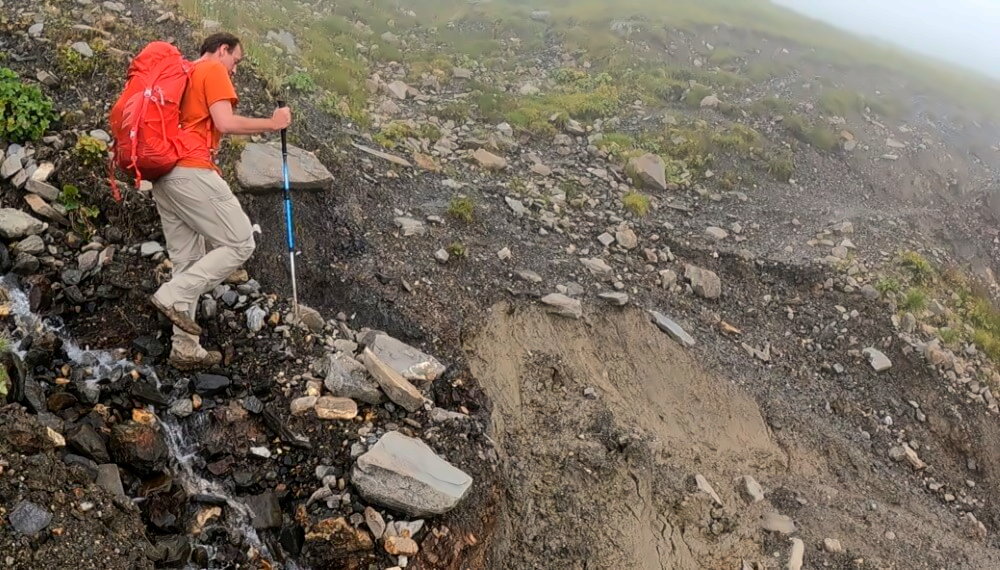 Erdrutsch beim Trekking im Monsun.