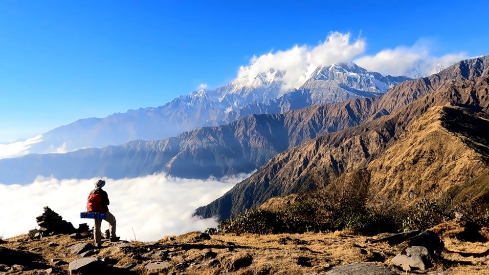 Wanderer vor Bergpanorama in Nepal im Herbst.