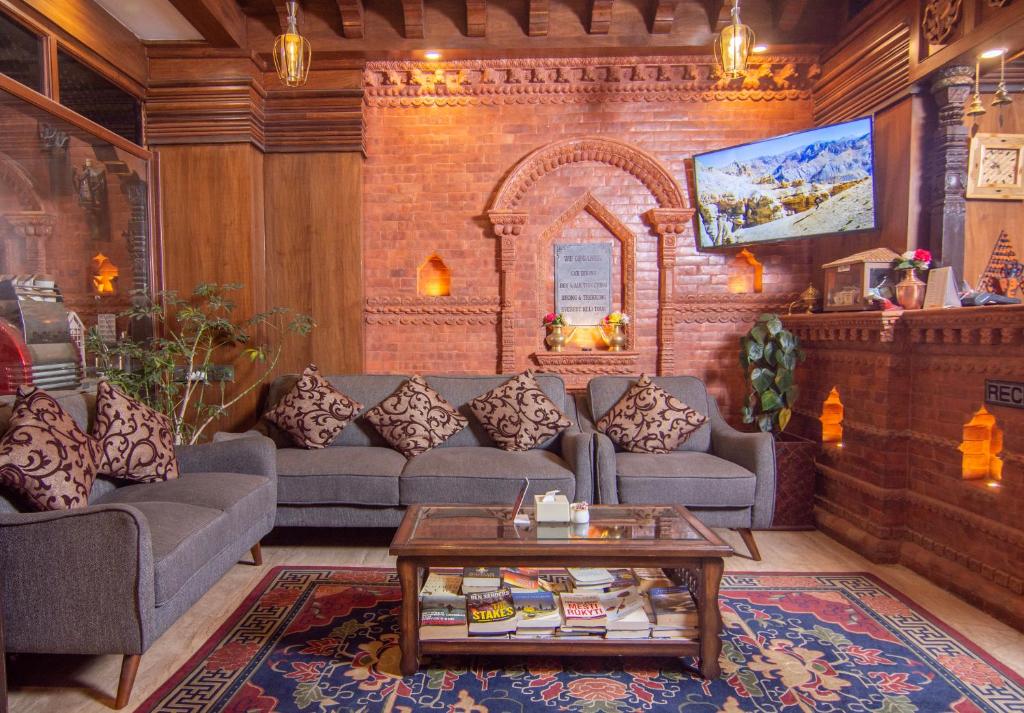 Rezeption des Everest Boutique Hotel.