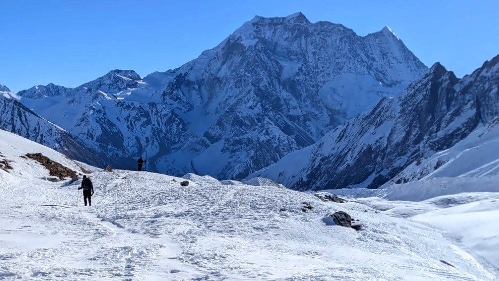 Schnee beim Aufstieg zu einem Gebirgspass im November.