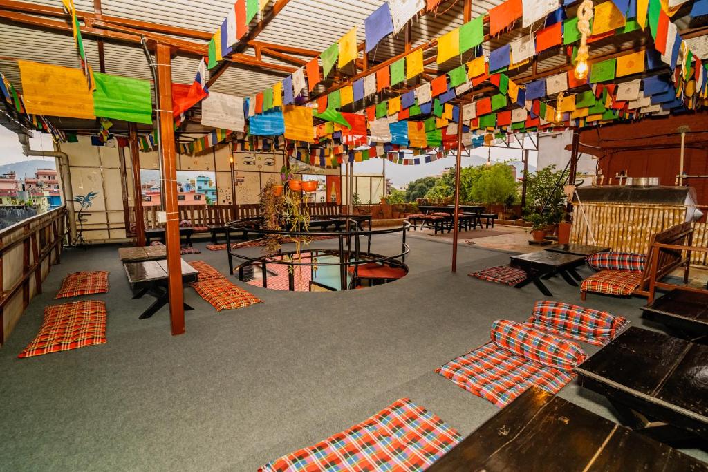 Dachterrasse des Rest Up Kathmandu Hostel.