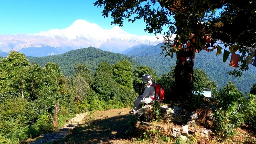 Wanderer macht Pause und blick auf die Berge
