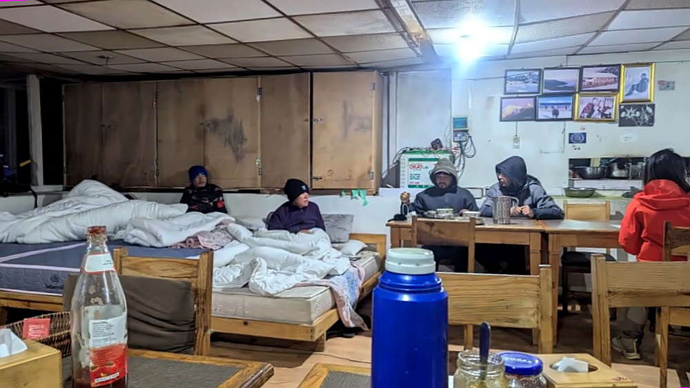 Innenraum des Teahouse im Mardi High Camp