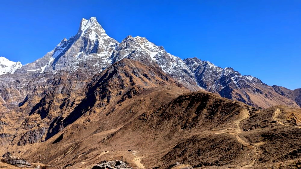 Blick über den Gratweg zum Mardi Himal Basecamp