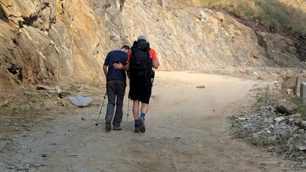 Kranker Trekker auf dem Manaslu Circuit.