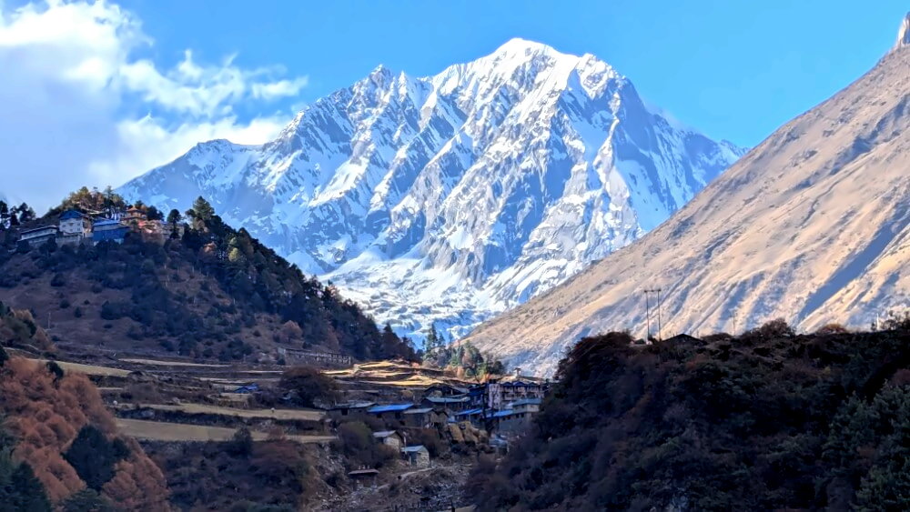 Naike Peak mit dem Ort Lho im Vordergrund.