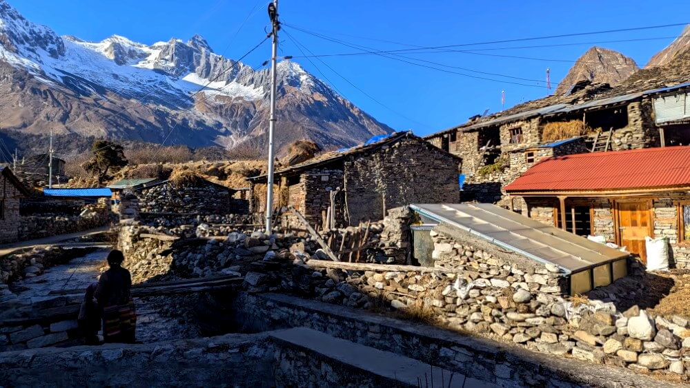 Straße in Samagaon auf dem Manaslu Circuit.