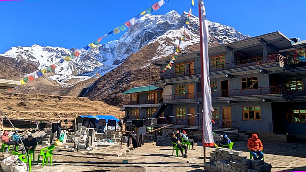 Gebetsfahnen vor der Lodge in Samdo.