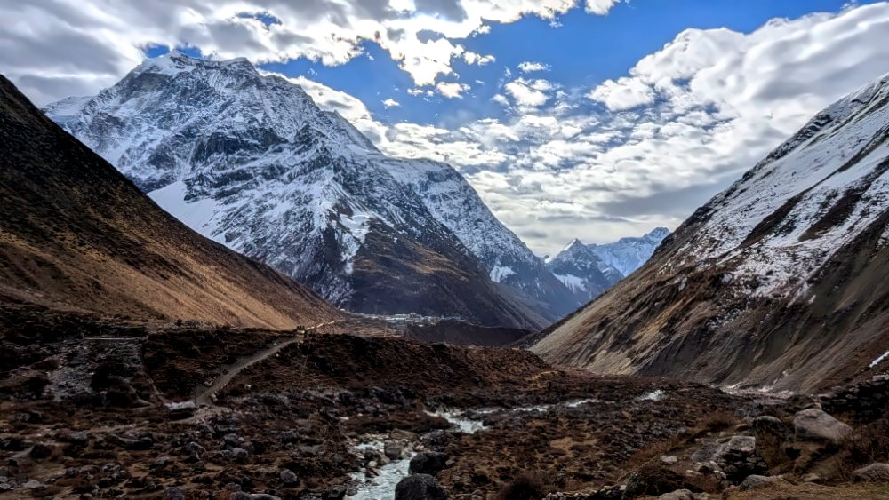 Oberes Nubri-Tal mit verschneiten Himalaya Bergen und Wolken.