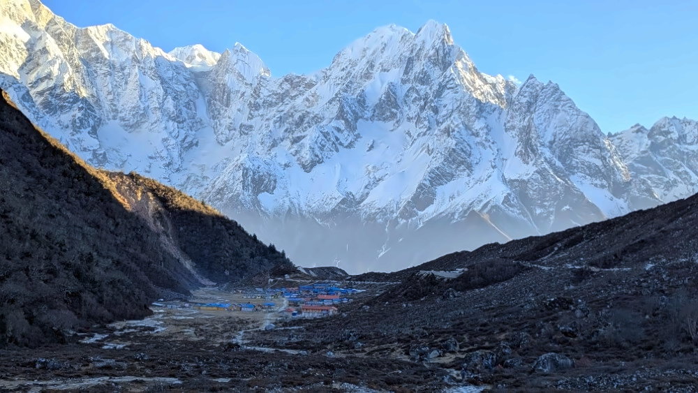 Bergpanorama bei Bhimtang auf dem Manaslu Circuit.