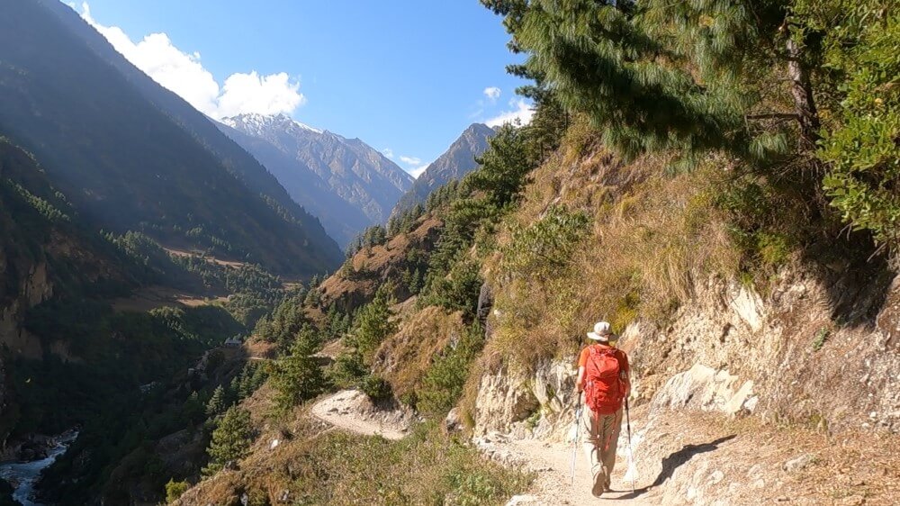 Wanderer auf Weg auf dem Manaslu Circuit.