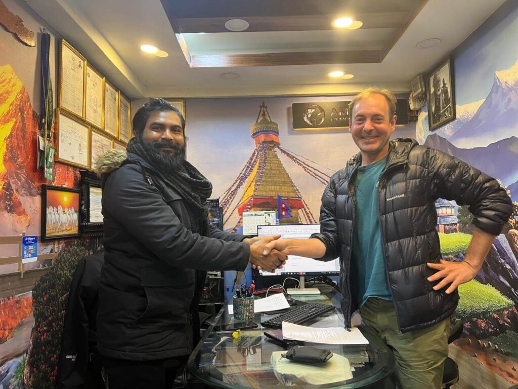 Wanderer und Besitzer in einer Trekkingagentur in Thamel.