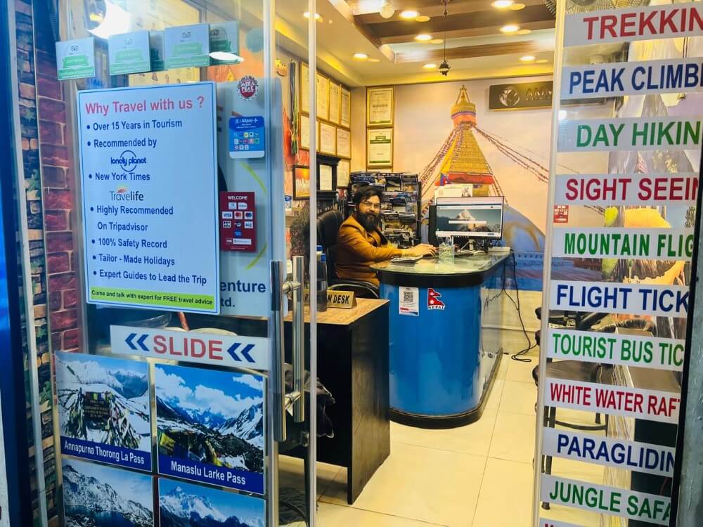 Blick in eine Trekkingagentur in Kathmandu. 