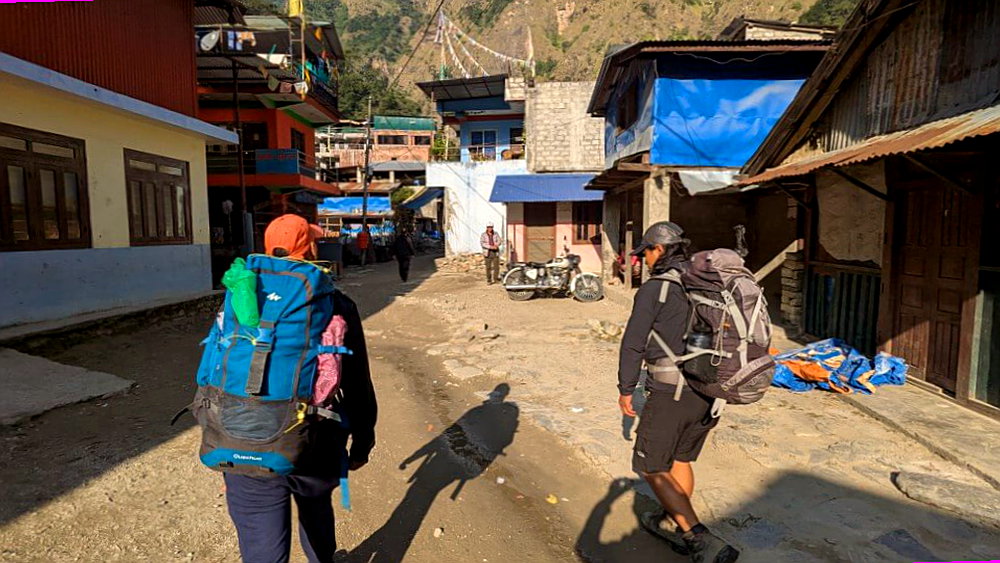 Trekker mit Rucksäcken in Maccha Khola.