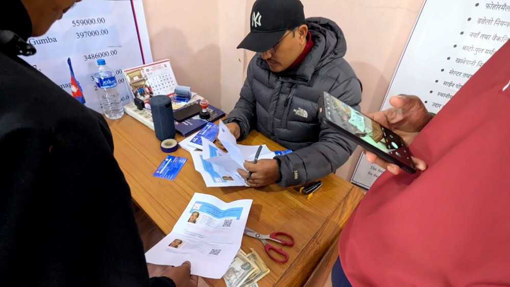 Permitkontrolle beim Checkpoint in Jagat.
