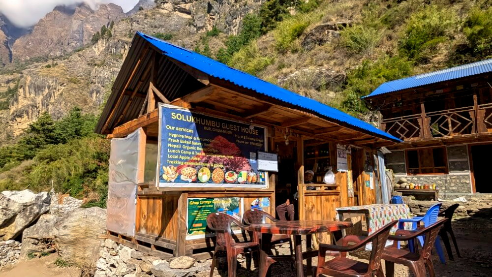 Außenaufnahme eines Teahouse im Sonnenschein.