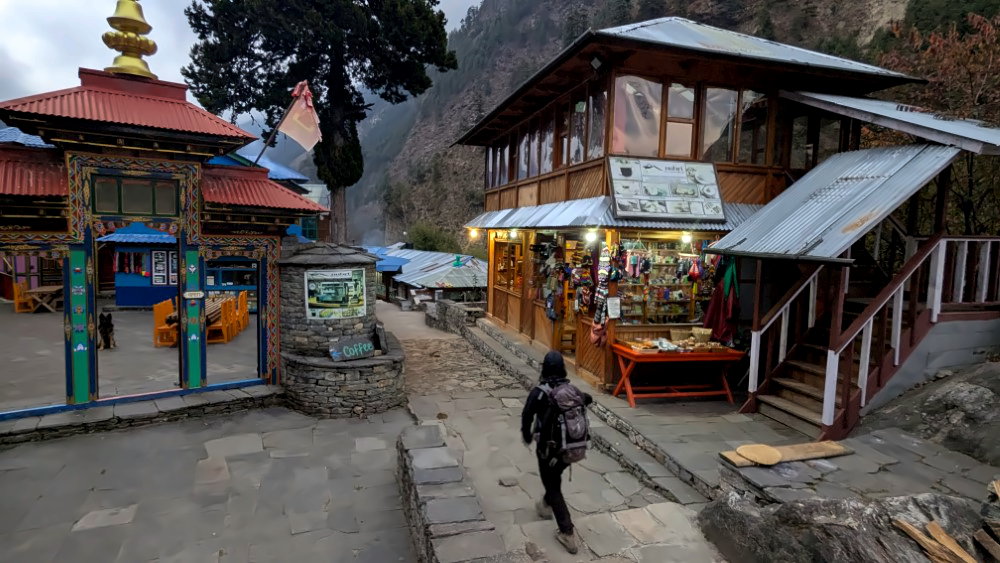 Straßenansicht in Namrung,