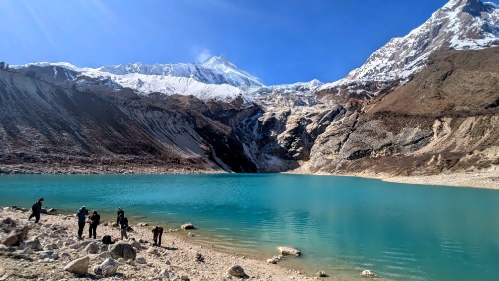 Trekker bei einem Tagesausflug zum Birendra Tal.