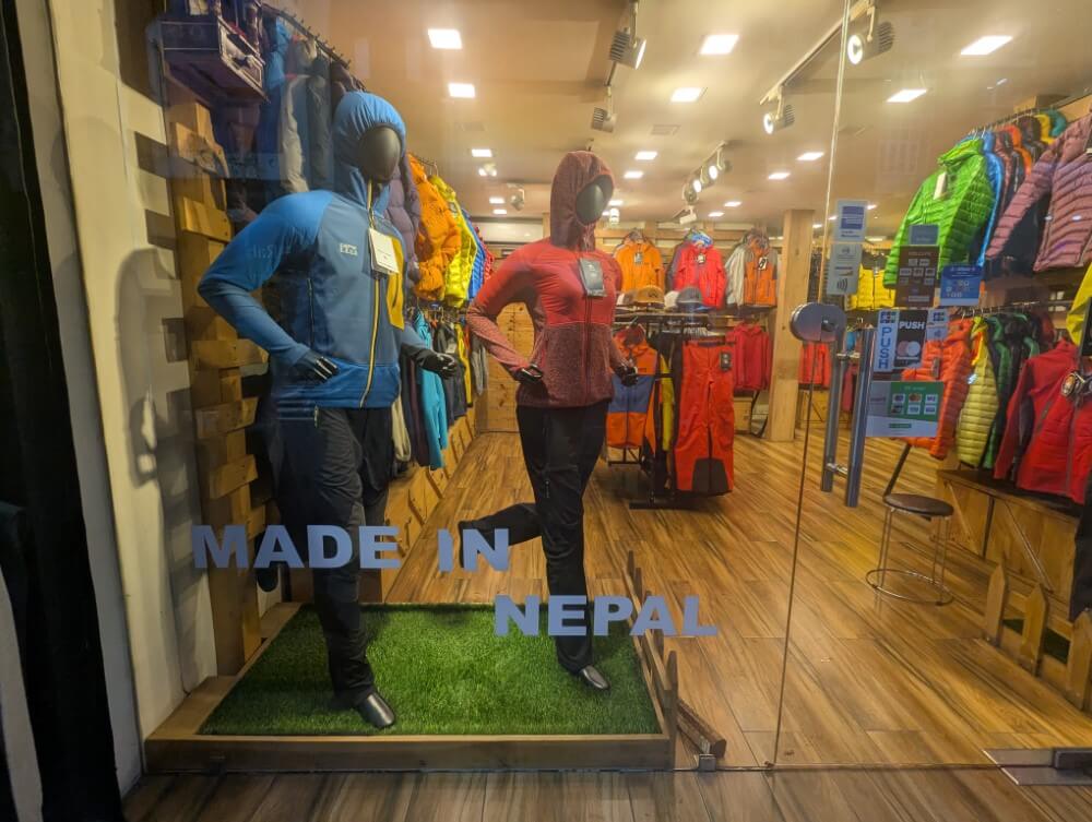 Trekking Shop Schaufenster mit Kleidung in Kathmandu.