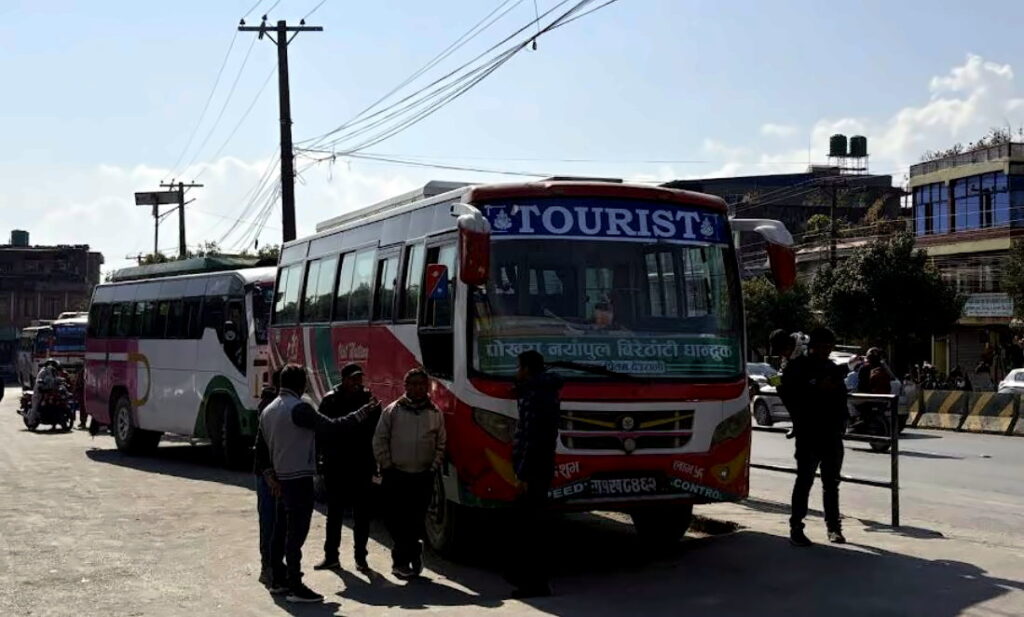 Bus im Baglung Bus Park in Pokhara.