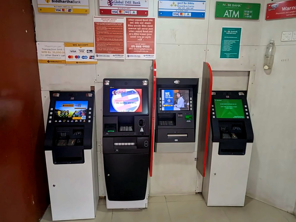 Bankautomaten in einer Reihe in Pokhara.