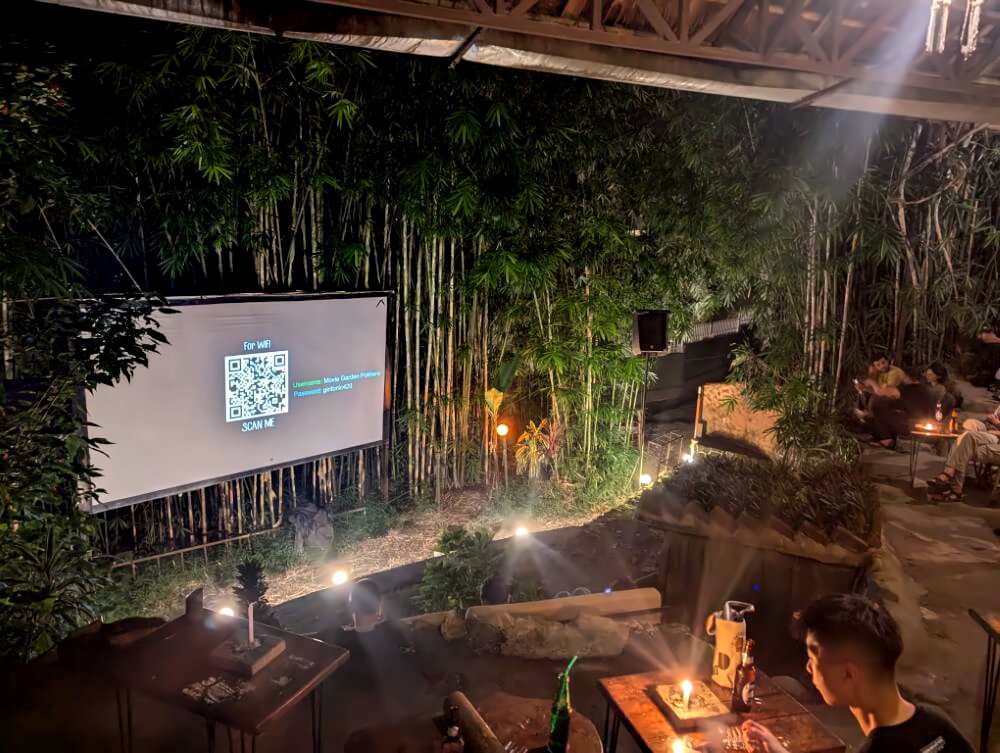 Movie Garden Filmabend Blick auf die Kinoleinwand.