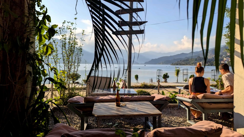 Lakeside Promenade Blick über den Phewa-See aus einem Restaurant.