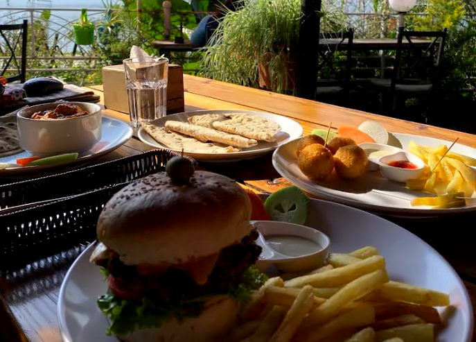 Tisch mit Burger und Pommes im Silk Road Restaurant in Lakeside.