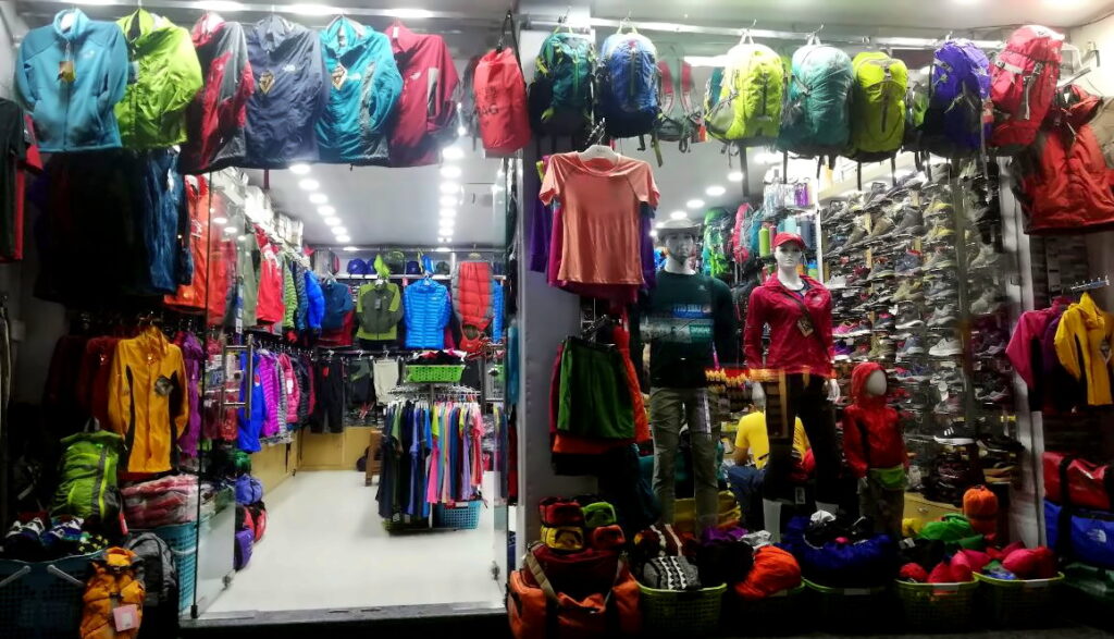 Schaufenster eines Trekkingshops an der Hauptstraße von Pokhara.