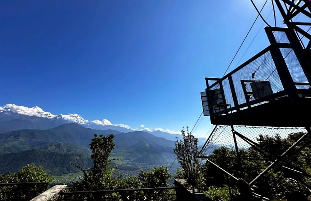 Blick von der Pokhara Zipline über das Seti Tal mit Bergen am Horizont.