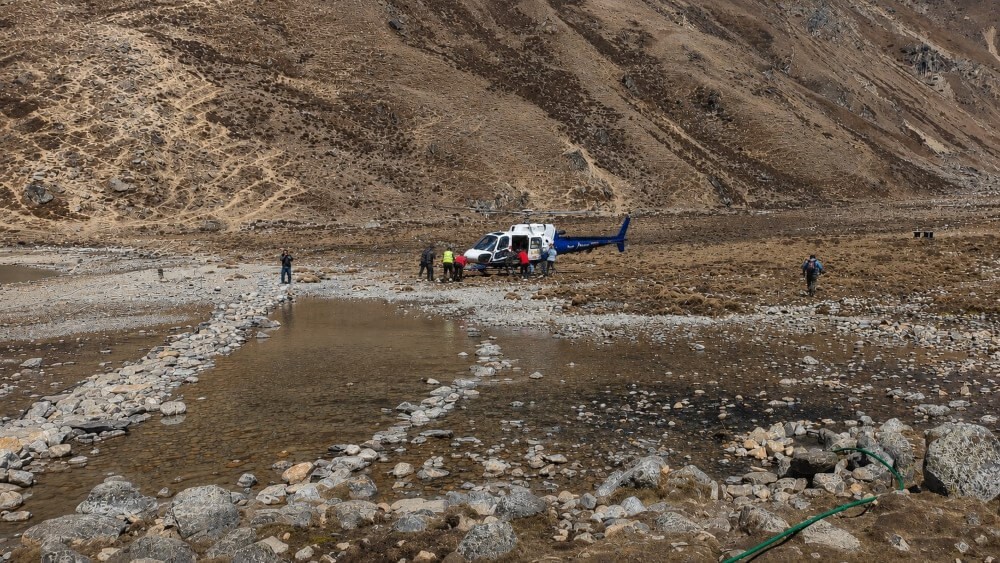 Rettungshelikopter beim Abtransport eines Trekker in der Everest-Region
