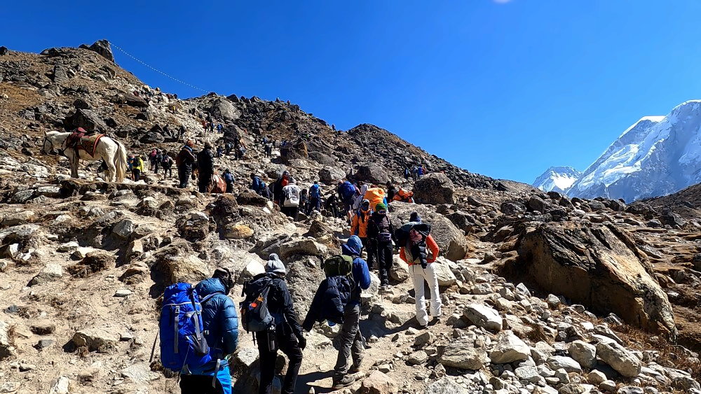 Trekker auf dem Moränenweg am Everest Basecamp.