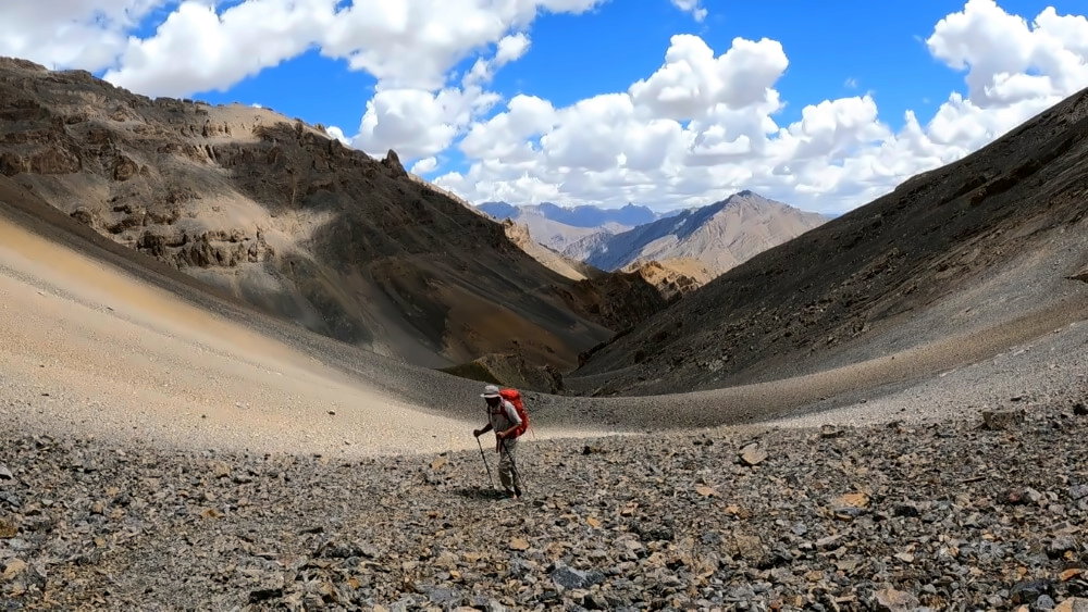 Der Autor des Artikels überquert einen schweren Pass in der Hochwüste von Zanskar.