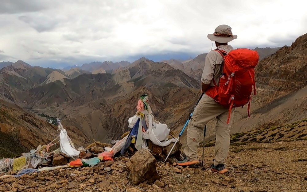 Der Autor blickt über die bizarre Berglandschaft von Zanskar von einem Hochpass.