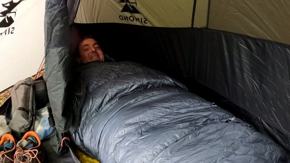Der Autor liegt im Schlafsack im Decathlon MT900.