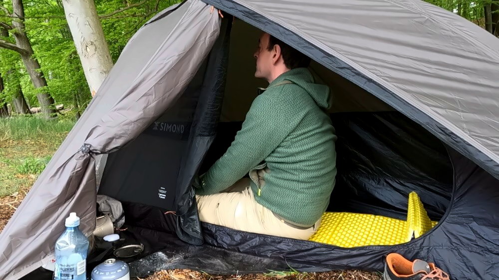 Der Autor sitzt aufrecht im Decathlon MT900 1 Personenzelt.